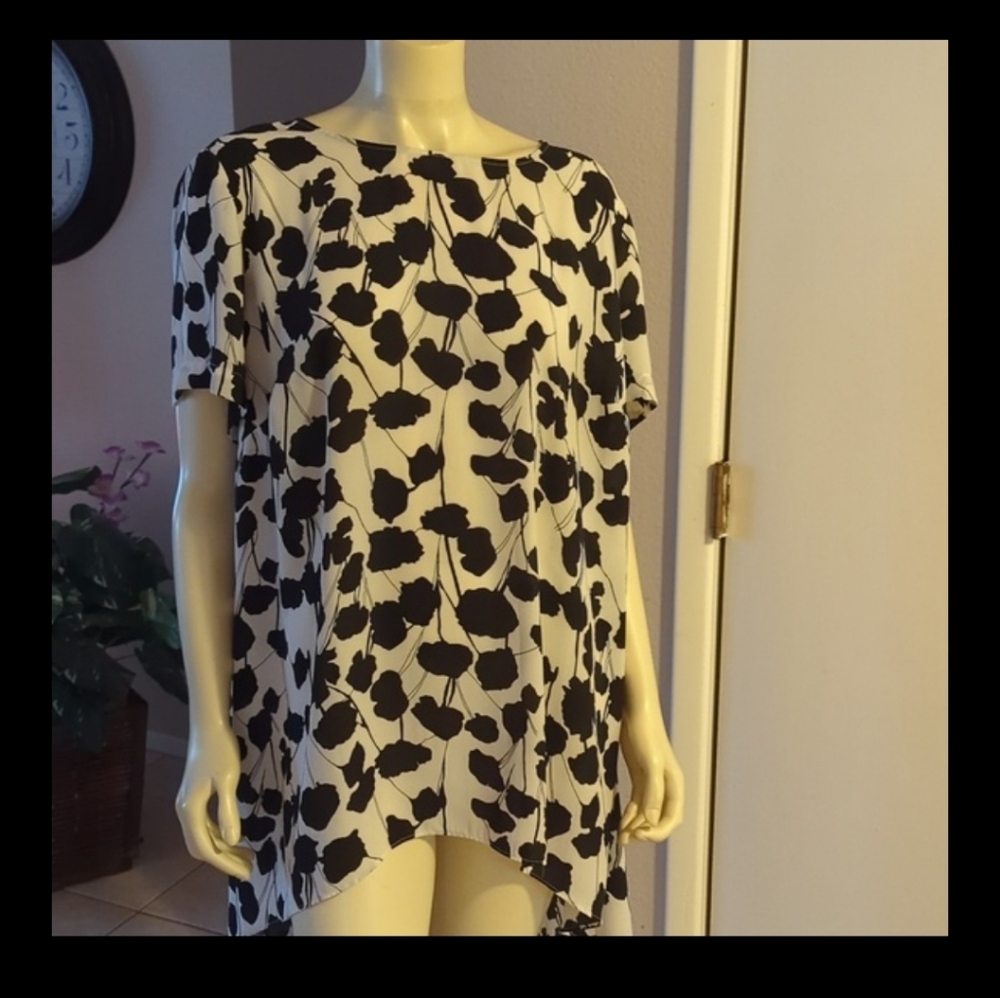 - Vince Camuto Plus Size High Low Black White Flowing Blouse - Picture 3 of 9